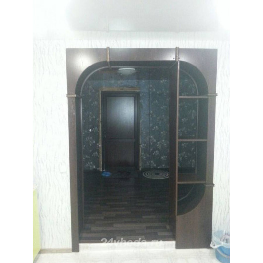 Арка с полками и закруглённым низом в Красноярске
